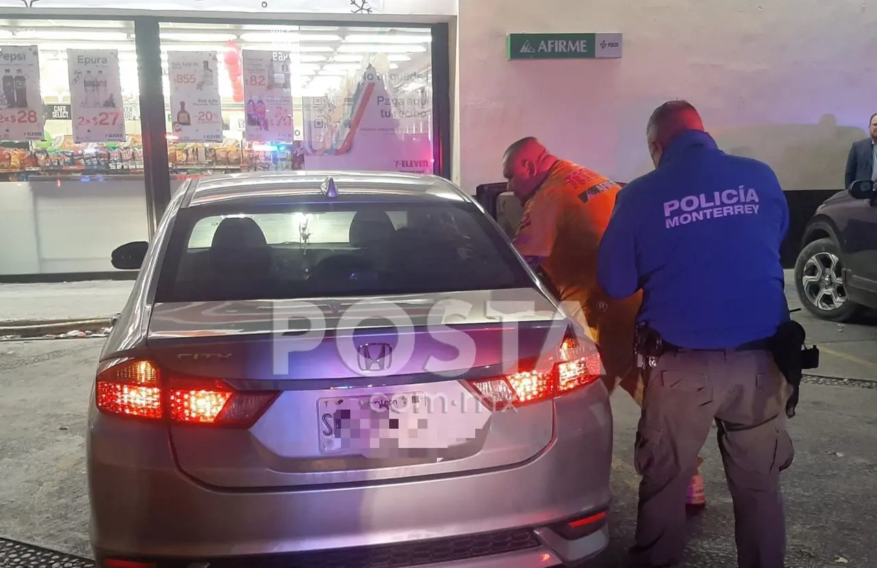 El apoyo fue brindado por los uniformados cuando un padre de familia que circulaba en su vehículo por la avenida Morones Prieto a la altura de la calle Ismael Garza. Foto: Raymundo Elizalde.