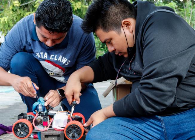 Estudiantes del Tecnológico de Mérida organizaron una carrera de autos a escala como parte de una materia.- Foto del TecNM Campus Mérida