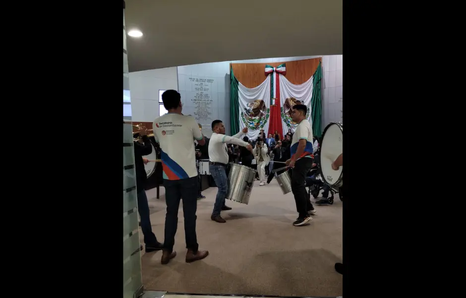 Jóvenes celebraron con batucada la aprobación de la nueva Ley de los Derechos de las Personas Jóvenes en Tamaulipas. Foto: Oscar Pineda.