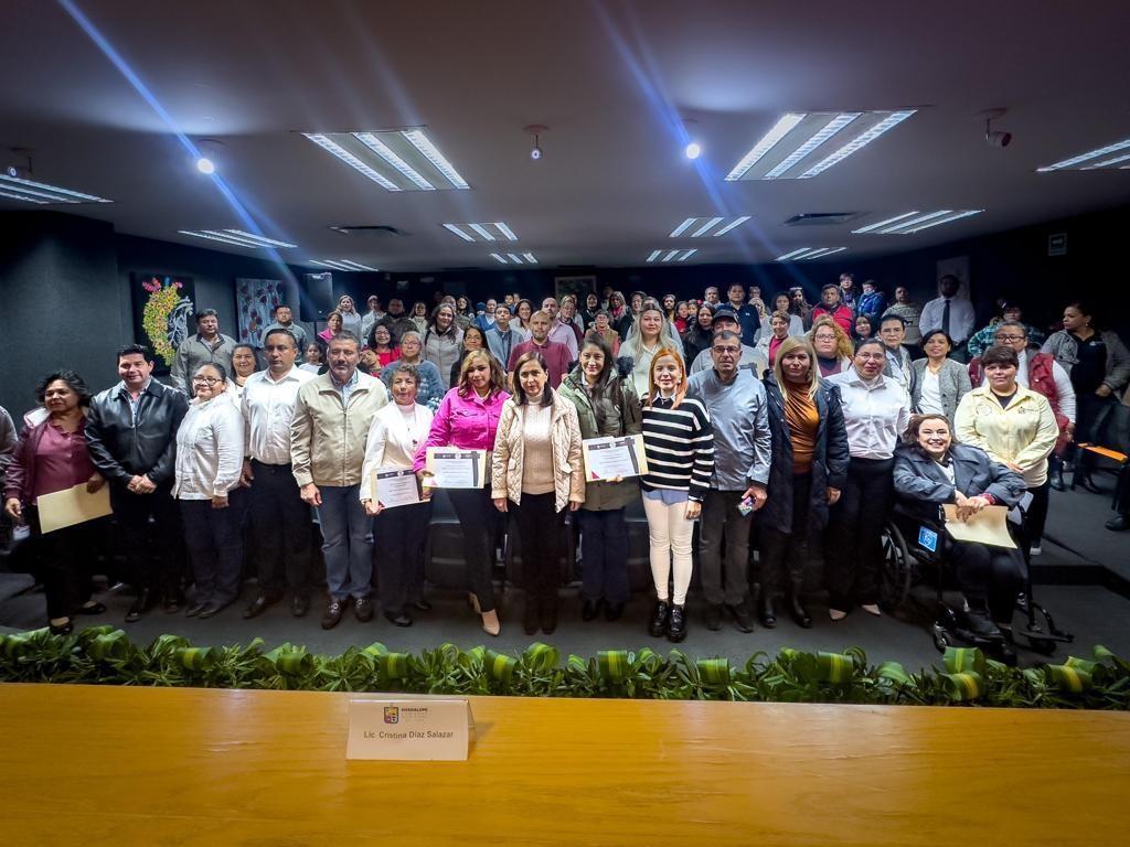 Cristina Díaz destacó que los graduados ahora cuentan con una valiosa herramienta que les permitirá emprender su propio negocio. Foto: Municipio de Guadalupe