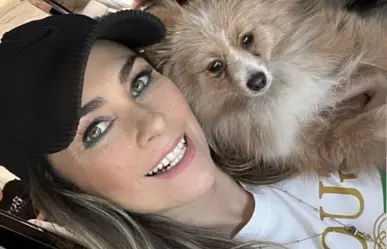 Aracely Arámbula da la bendición a un perro afuera de la Basílica de Guadalupe