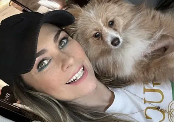 Aracely Arámbula da la bendición a un perro afuera de la Basílica de Guadalupe