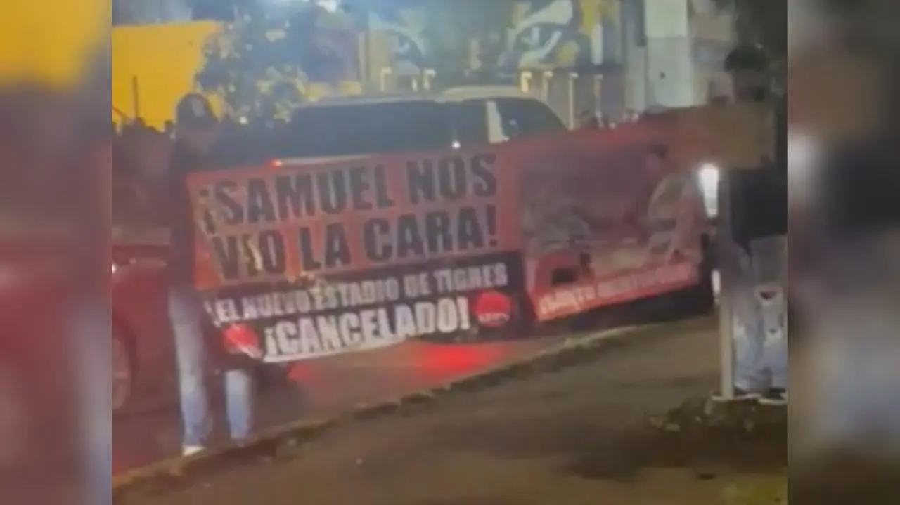 En el video que se ha circulado, se ve a las personas que sostienen las mantas con la leyenda “El nuevo estadio de Tigres cancelado”. Foto: Especial/ Captura de pantalla