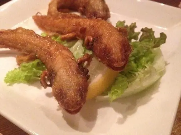 Ofrece restaurante japones ajolotes fritos como comida