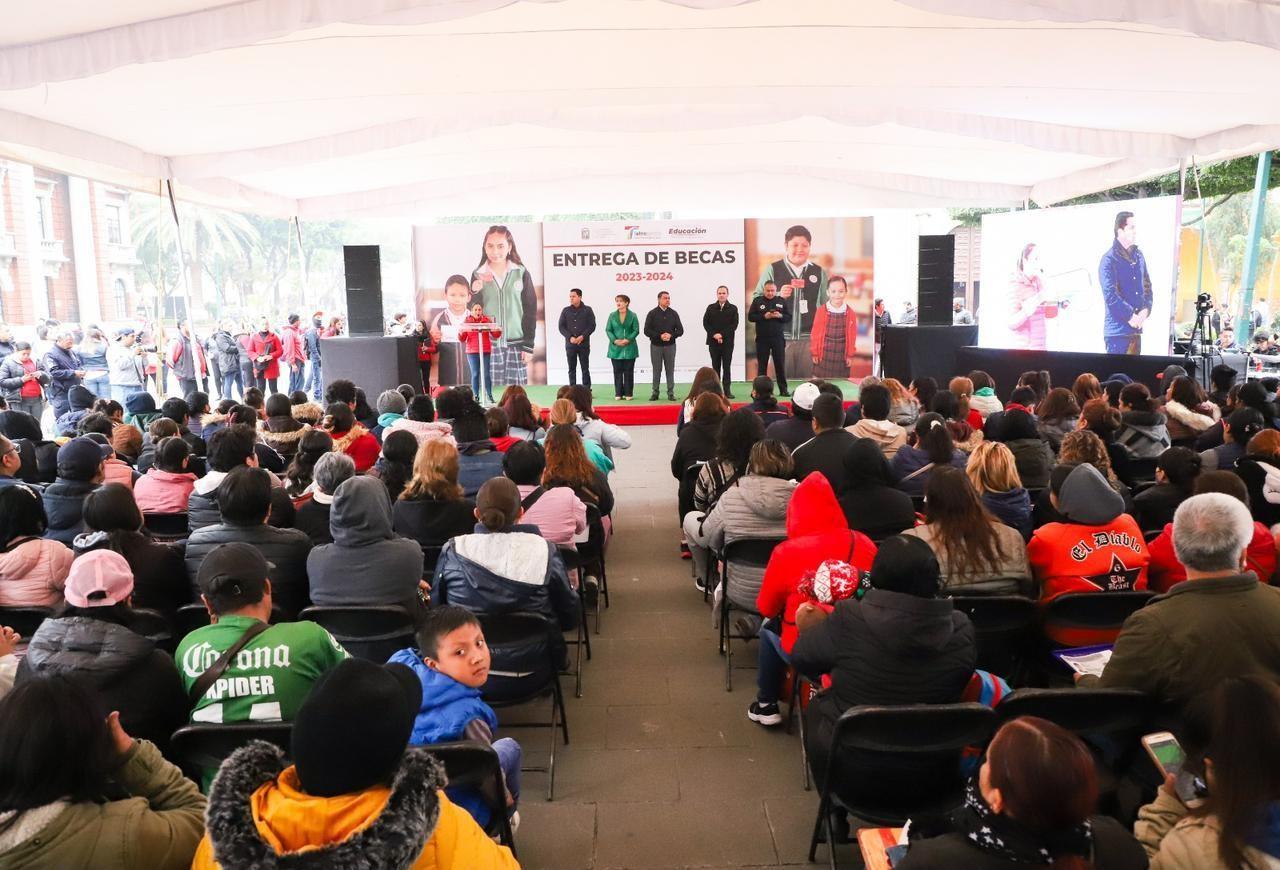 Entregan 10 mil tarjetas del programa Becas Educativas en Tlalnepantla. Foto: Gobierno de Tlalnepantla