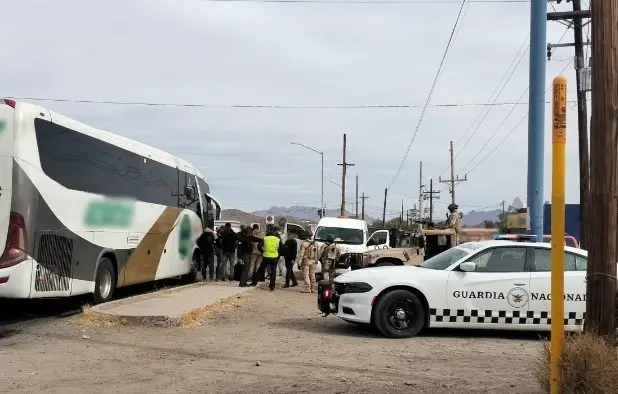 Las personas migrantes fueron trasladadas a las instalaciones del Instituto Nacional de Migración en Hermosillo. Foto: Guardia Nacional.