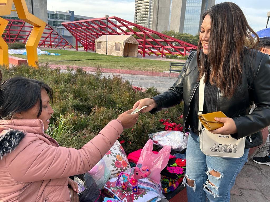 Si te interesa alguna de las manualidades que elabora Alicia, la pueden buscar de lunes a domingo de 11 de la mañana hasta las 10 o 11 de la noche, en la Macroplaza, frente al Teatro de la Ciudad en Monterrey. Foto: Rosy Sandoval