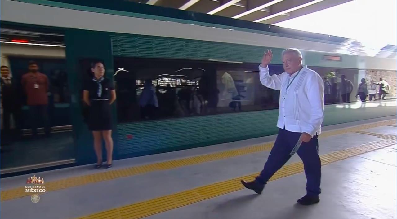 AMLO previo a subir al primer recorrido del Tren Maya en Campeche. Fuente: X (antes Twitter)