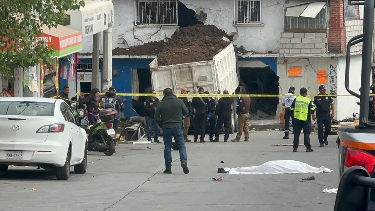 Choca contra la fachada de la casa al quedarse sin frenos. Imagen: POSTA