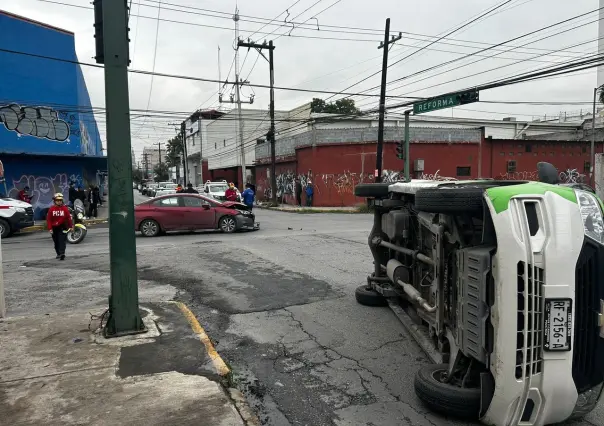 Choca y vuelca camioneta en el centro de Monterrey