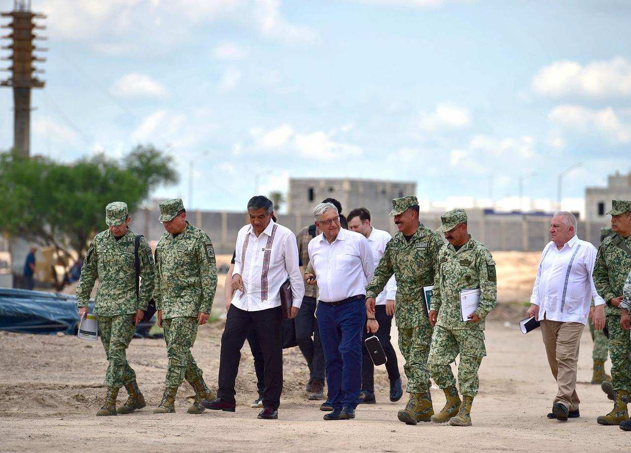 El presidente de México, acompañado por autoridades estatales y federales, en su última visita a Nuevo Laredo en mayo del presente año. Foto: Gobierno de México.