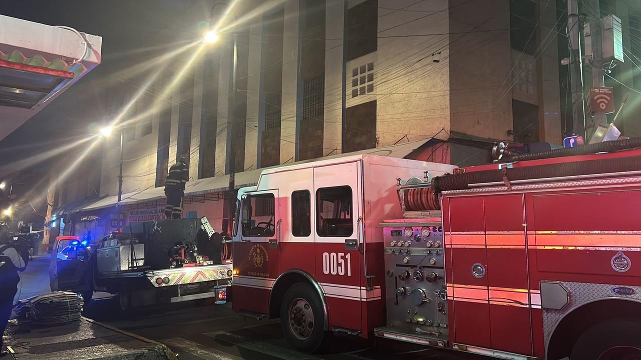 Se incendian dos locales de Plaza Meave; no hay personas lesionadas