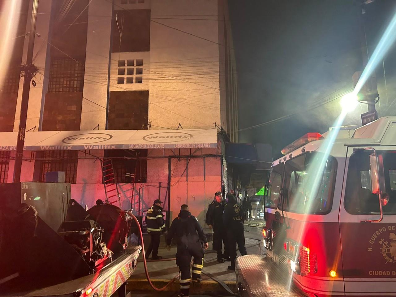 Se incendian dos locales de Plaza Meave; no hay personas lesionadas