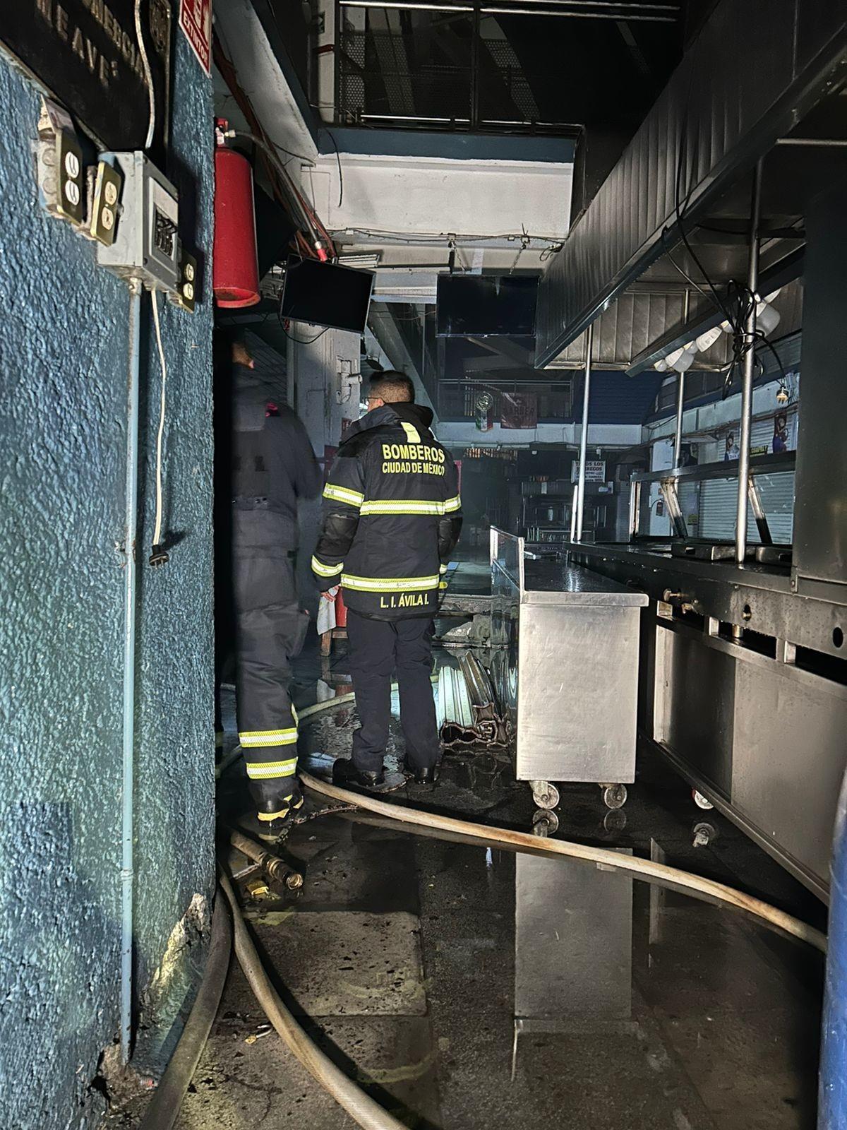 Se incendian dos locales de Plaza Meave; no hay personas lesionadas