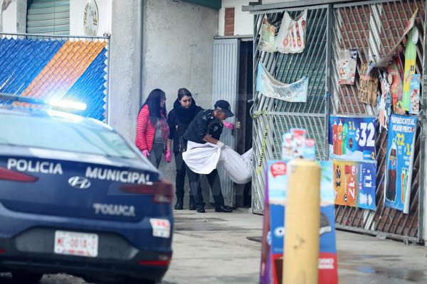 Mujer encontrada sin vida en Toluca: investigaciones en curso por posible feminicidio. Foto: 24mm