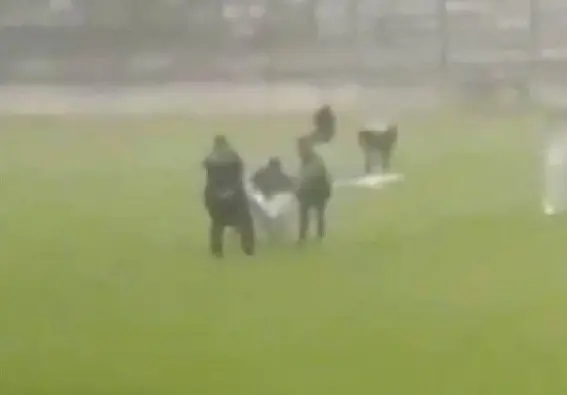 Bajo una intensa lluvia, los espectadores presenciaron el momento en que el joven cae muerto. Foto: X @claudiosavoia.