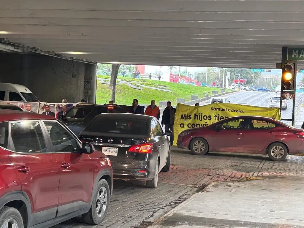 El bloqueo ocurre en el cruce de Zaragoza y Matamoros, y el presidente de la asociación Alejandro Ríos, aseguró que están solicitando que los periodos de vacaciones tengan oportunidades de convivir con sus hijos. Foto: Rosy Sandoval.