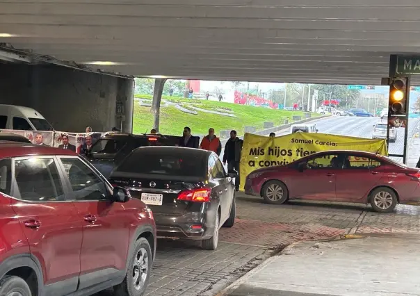 Bloquean padres de familia avenida Zaragoza, en Monterrey