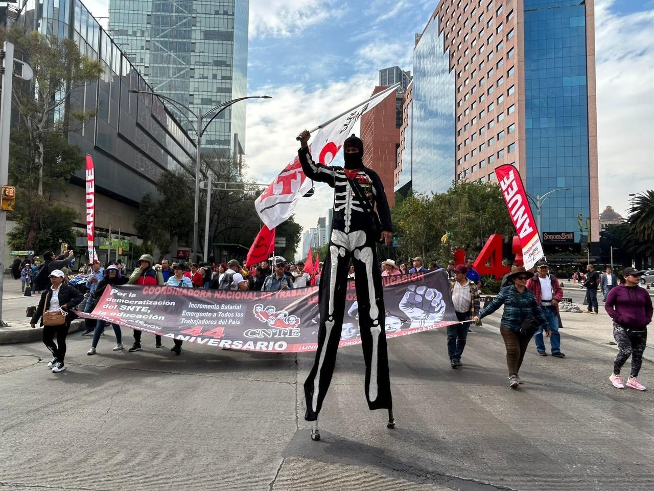 Marchan docentes de la CNTE en Paseo de la Reforma. Foto: Ramón Ramírez