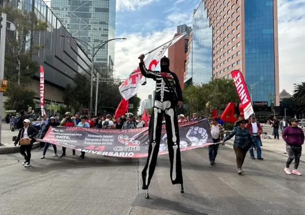 Marchan docentes de la CNTE en Paseo de la Reforma