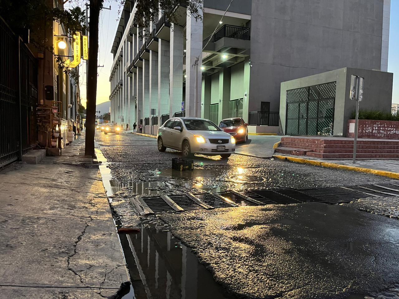 En un recorrido realizado por POSTA Nuevo León se detectó un fuerte olor desagradable producido por los residuos fecales liberados por la fuga. Fotos: Pablo González