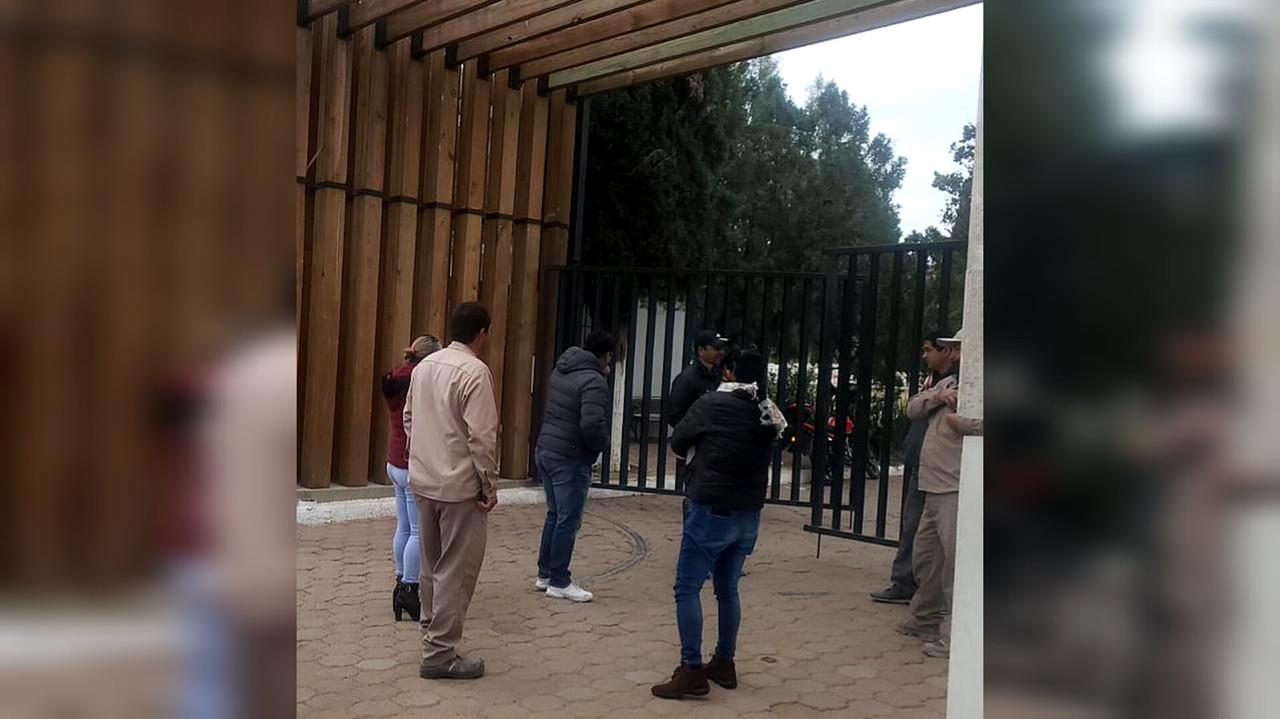 Cierran panteón Valle de los sabinos: exigen cumplimiento de contrato colectivo