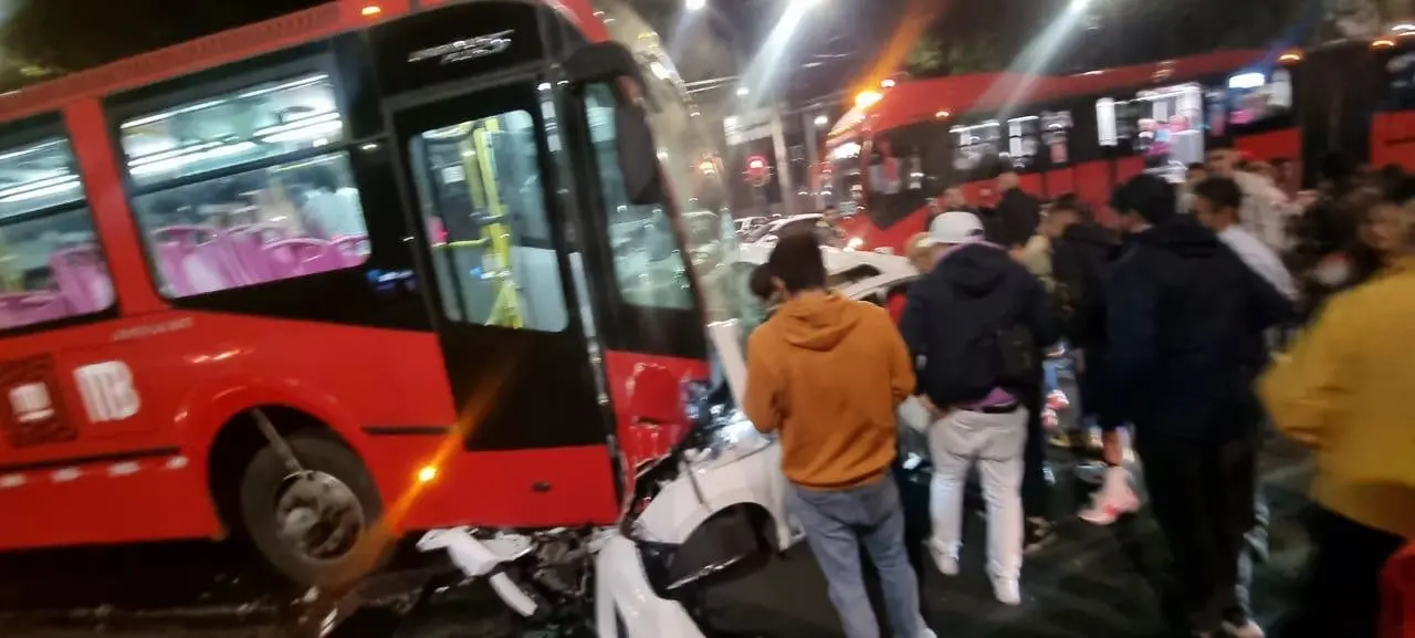 Un muerto y cuatro lesionados tras choque de Metrobús en la Narvarte. Foto: Ramón Ramírez