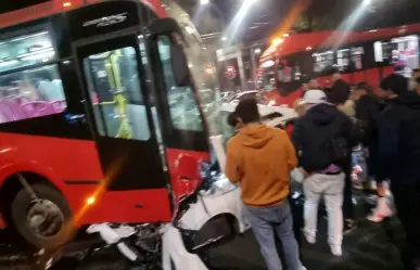 Un muerto y cuatro lesionados tras choque de Metrobús en la Narvarte