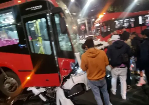 Un muerto y cuatro lesionados tras choque de Metrobús en la Narvarte