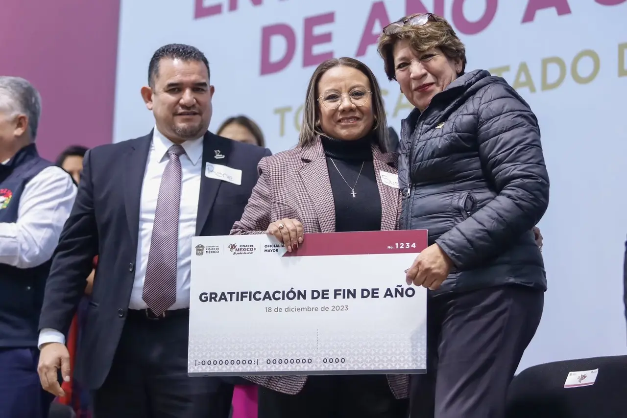 La gobernadora Delfina Gómez les pidió a los servidores públicos desempeñar su trabajo con ética. Foto: Gob. de Edomex