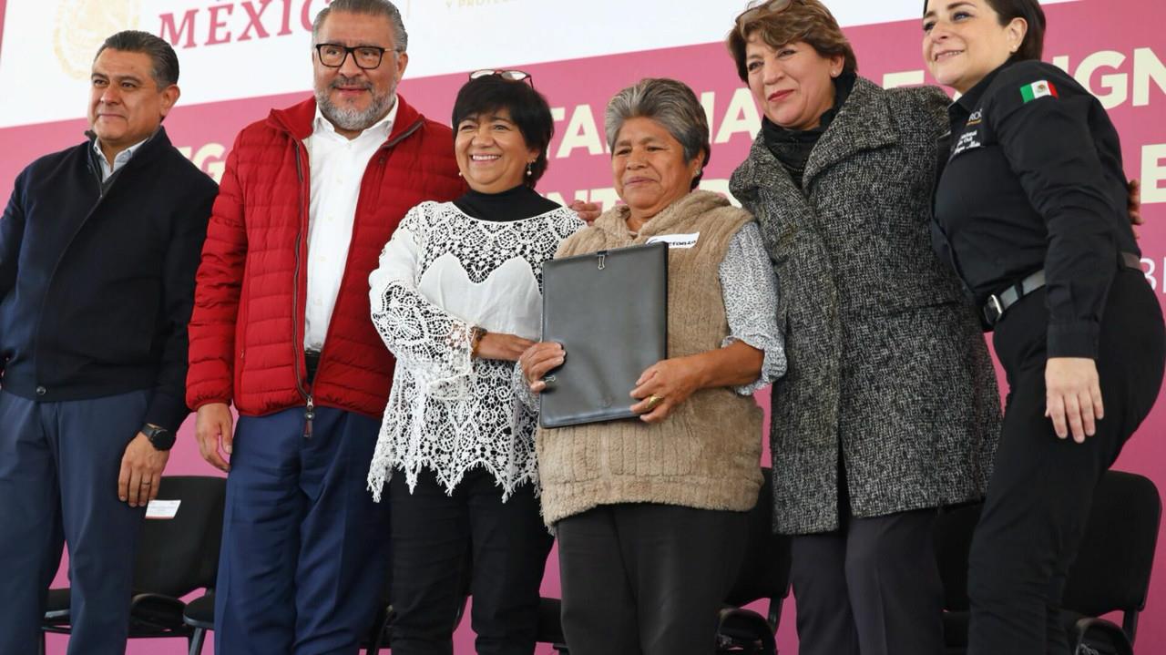 La gobernadora entregó 210 viviendas que alejan del riesgo a  igual número de familias en Tlalnepantla. Foto: Gob. De Edomex