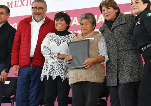 Entrega Delfina Gómez casa nueva a damnificados del Cerro del Chiquihuite