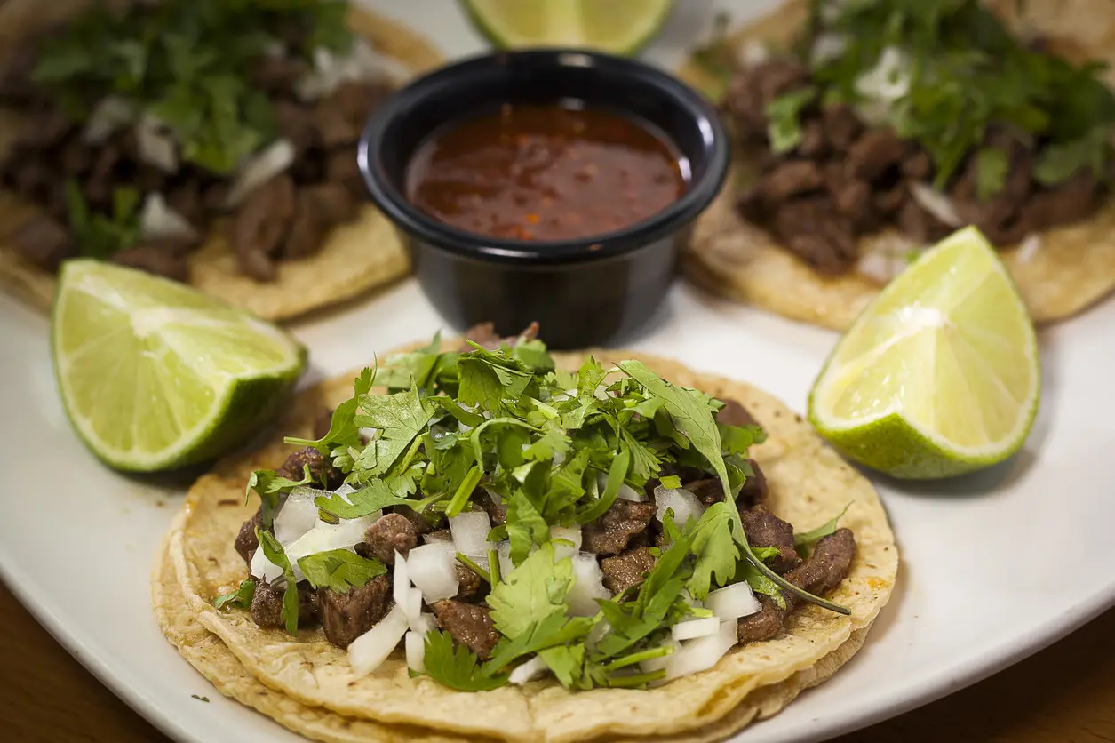 Los tacos de carne asada ocupan el lugar número 19 entre los 100 mejores platillos de 2023 de TasteAtlas. Foto: cocina Delirante