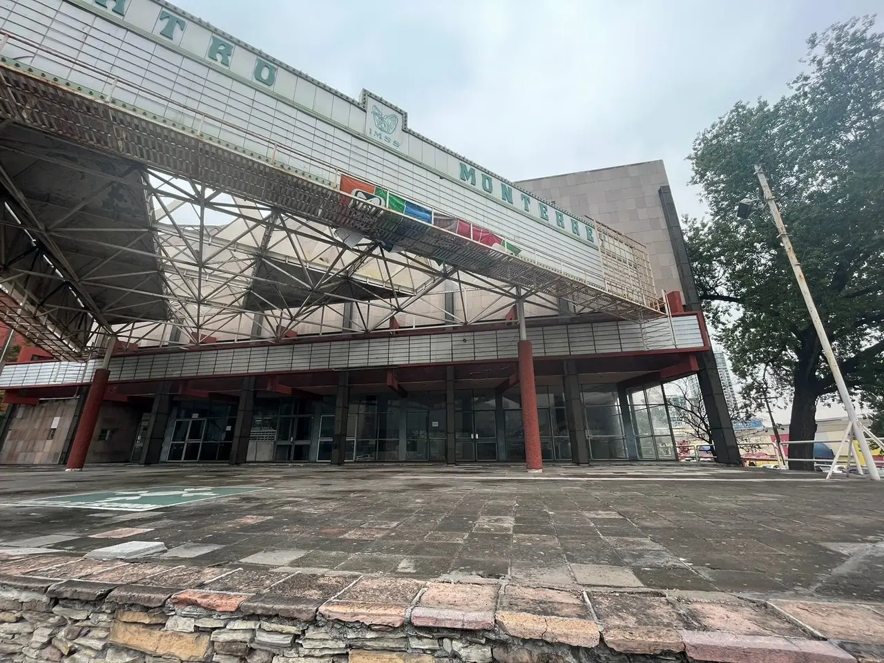 En 2021, durante la pandemia de Covid-19, el patio trasero del Teatro Monterrey fue habilitado para instalar un hospital portátil. Foto: POSTA.