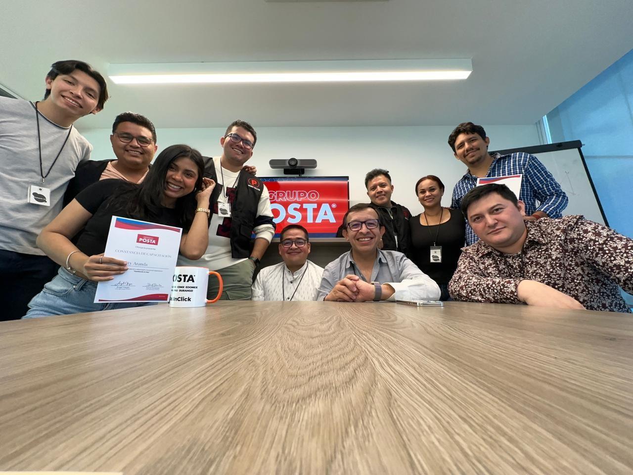 Colaboradores de POSTA, en la capacitación cambiando el chip. Foto: POSTA MX