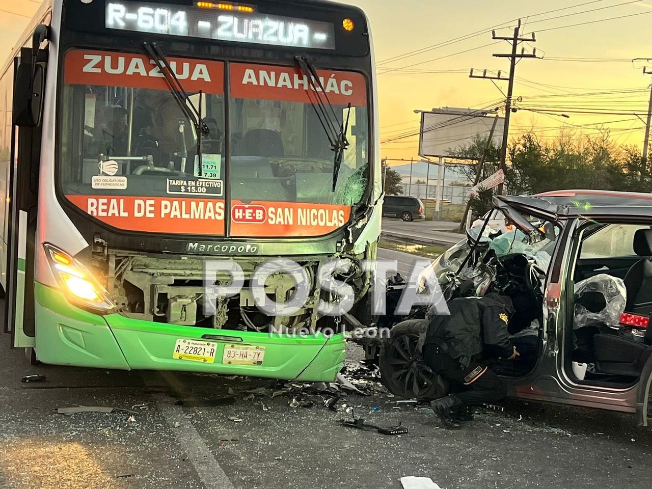 Al sitio llegaron elementos de Protección Civil de Ciénega de Flores, General Zuazua, y bomberos para atender a los heridos, más de una docena eran usuarios. Foto: Raymundo Elizalde.