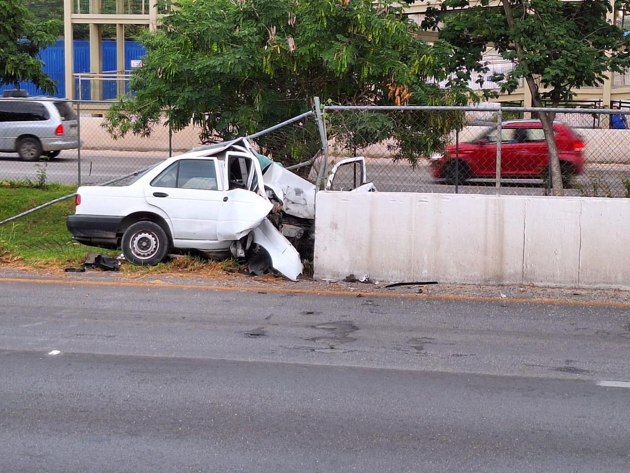 Un accidente se registró la mañana del martes cuando un Tsuru impactó contra una valla metálica.-Foto de Omar Xool