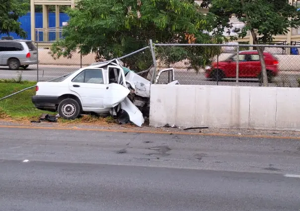 Destroza su auto al chocar contra muro en el periférico de Mérida