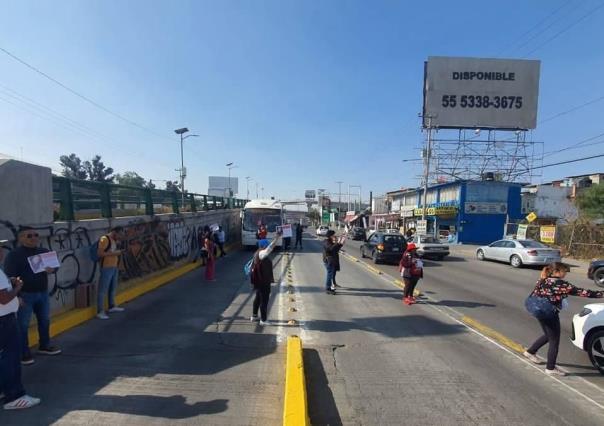 Bloquean y paralizan el Mexibús en Coacalco exigen buscar a una mujer de 81 años