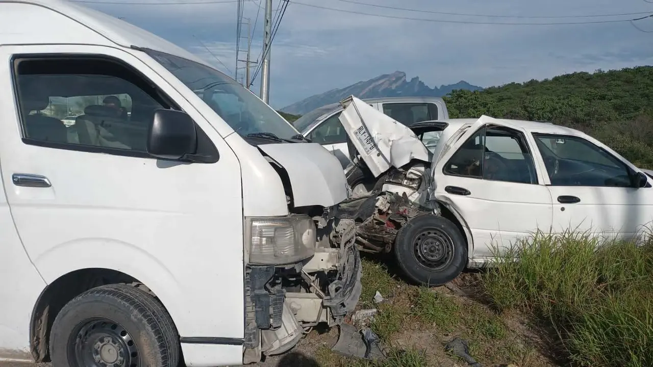 Un fuerte accidente se registró la mañana de este martes cuando un auto Tsuru chocó contra el muro de un paso peatonal.- Foto Cortesía