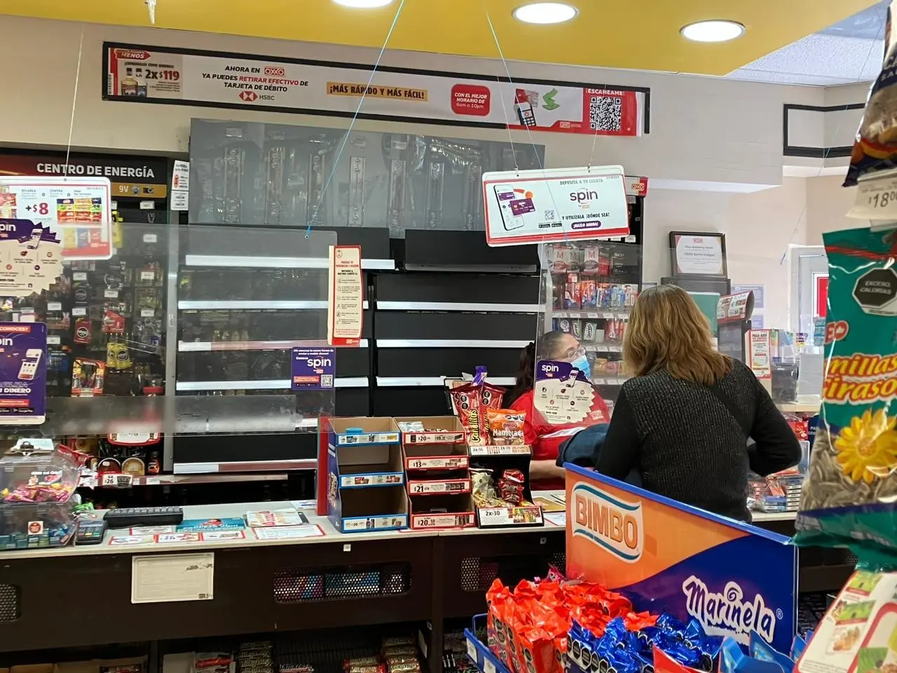 Las llamadas tienditas y los comercios minoristas en el país elevarán sus ventas hasta 15% con la suspensión del decreto que prohibía exhibir marcas y cajetillas de cigarro. Foto. Karla Omosigho