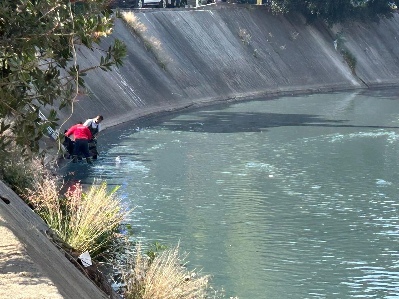 Encuentran a hombre sin vida flotando en canal de aguas negras en Naucalpan