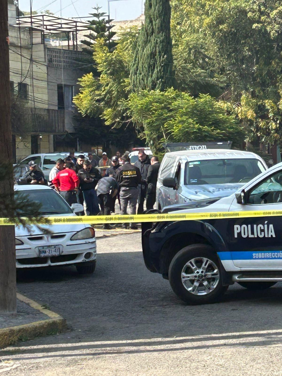 Encuentran a hombre sin vida flotando en canal de aguas negras en Naucalpan