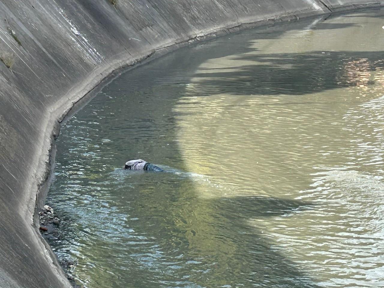Encuentran a hombre sin vida flotando en canal de aguas negras en Naucalpan