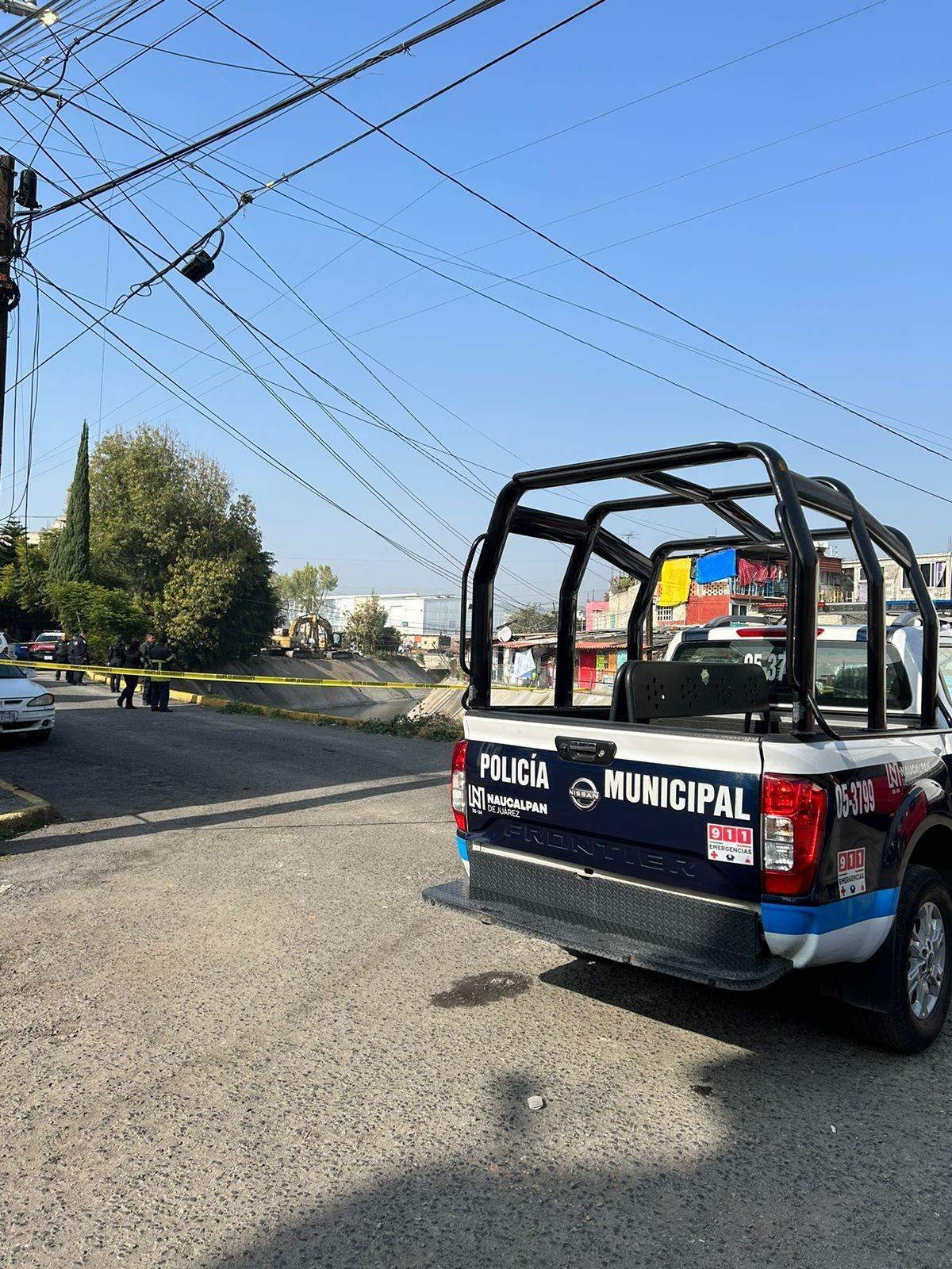 Encuentran a hombre sin vida flotando en canal de aguas negras en Naucalpan