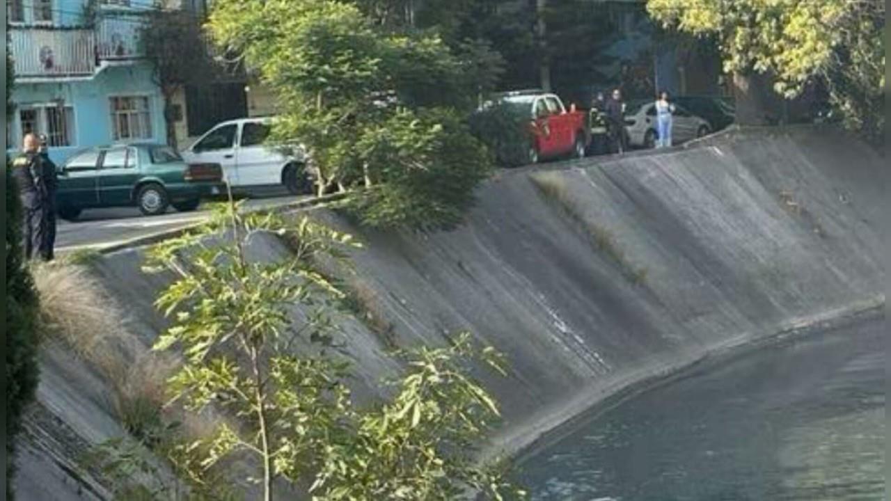 El hombre sin vida no fue identificado en el lugar ni se estableció si presentaba impactos de bala. Foto: Captura de pantalla