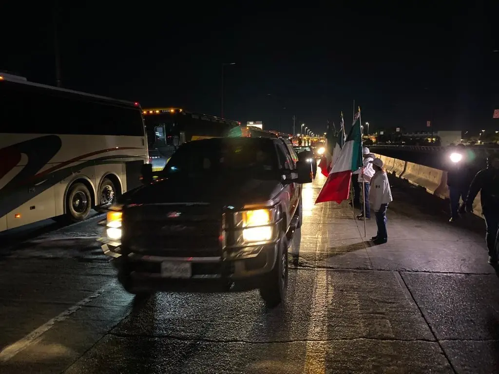 Personal de Apoyo Carretero acompaña a las caravanas hasta el sitio conocido como la ex Garita. Foto: Perla Reséndez