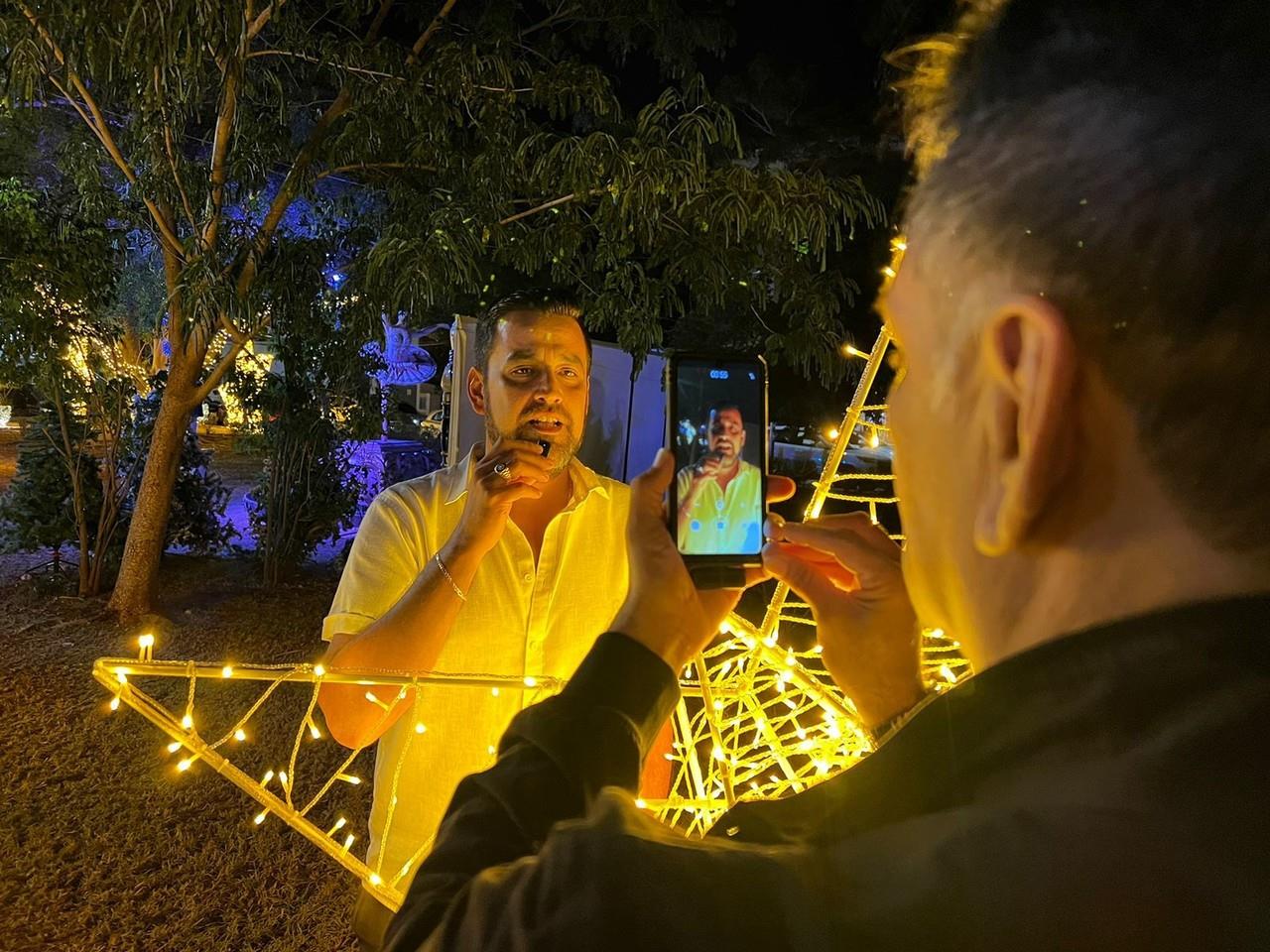 Padres desvinculados de sus hijos graban mensajes navideños con celulares para que sepan que están presentes.- Foto de Irving Gil