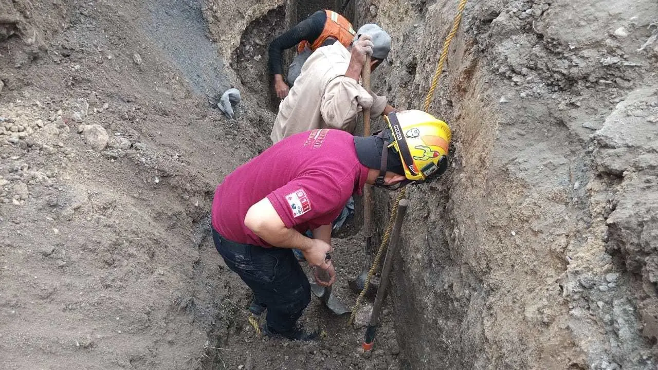 Rescatan a hombre que queda semi sepultado en obra de distribuidor vial (VIDEO)