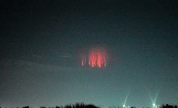 Sprites captados en cámara por Matías Mederos, durante las recientes tormentas en Uruguay Argentina. Fuente: X (antes Twitter)